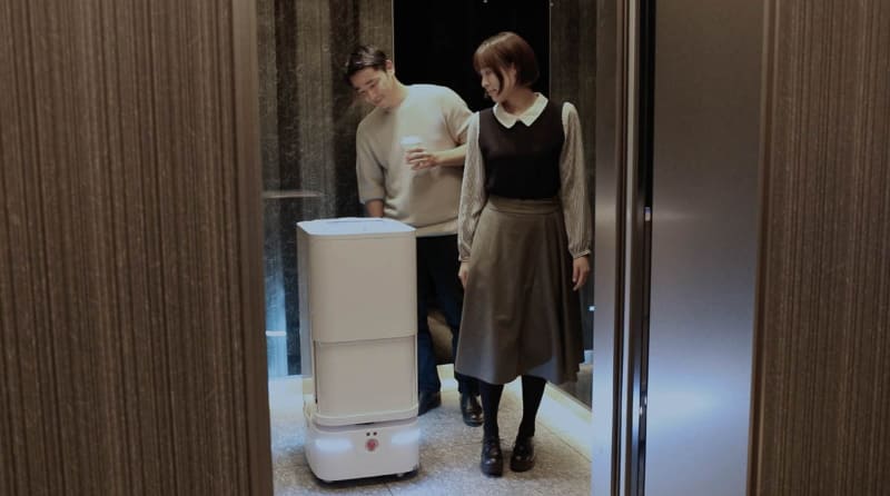 エレベーターでは人ロボットが共同乗車