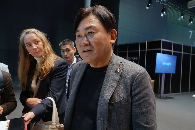 MWCで報道陣からの質問に答える三木谷氏。eSIMの新サービスについては「こうご期待」と語っていた