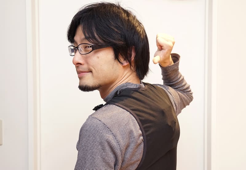 シフトールがワークマンとのコラボレーションにより開発した「冷暖房服」。ペルチェ素子を採用したことから、動作時にファンノイズが目立たず、空冷タイプの冷房服のように「着ぶくれ」することがない点などが大きなメリットです