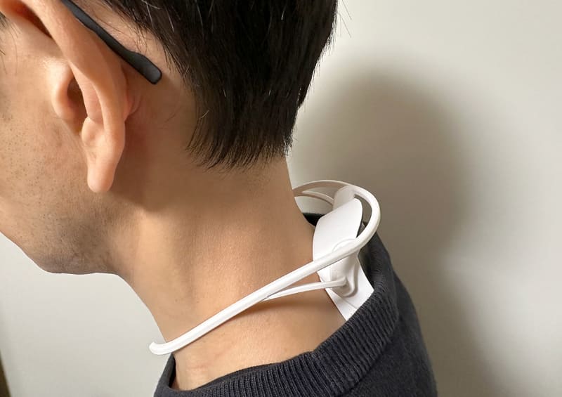 ネックバンドを使ってPebble Feelのパネルが肌に密着するように装着します