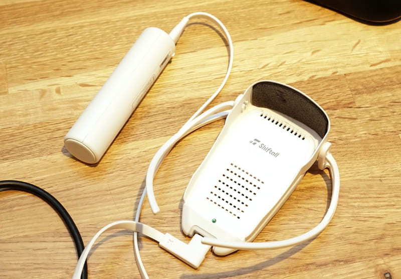 モバイルバッテリー、またはPCなどデバイスからのUSBバスパワー給電によりPebble Feelを動かします