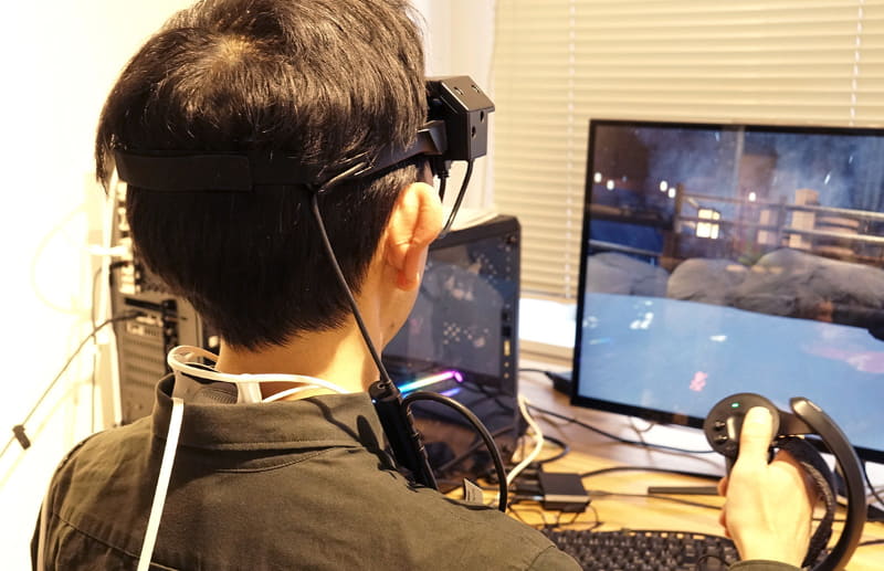 Pebble FeelとVRヘッドセットのMeganeXを装着して、「川床-night-」のワールドを体験。温泉に入るとPebble Feelが瞬時に温かくなります