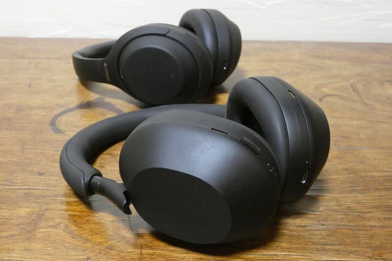 手前が「WH-1000XM5」。奥が従来使っていた「WH-1000XM4」