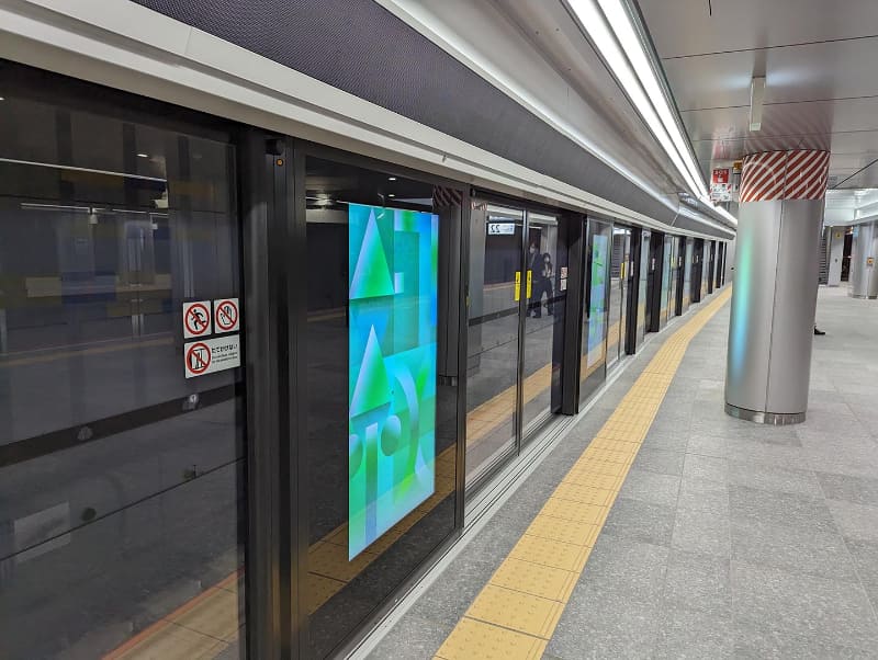 21番ホームは「下り」と呼ばれるおおさか東線から環状線を抜けて関西空港や和歌山、白浜方面へ抜ける特急専用ホーム。この番線のみホームドアが設置されており、サイネージで到着電車情報などが表示される