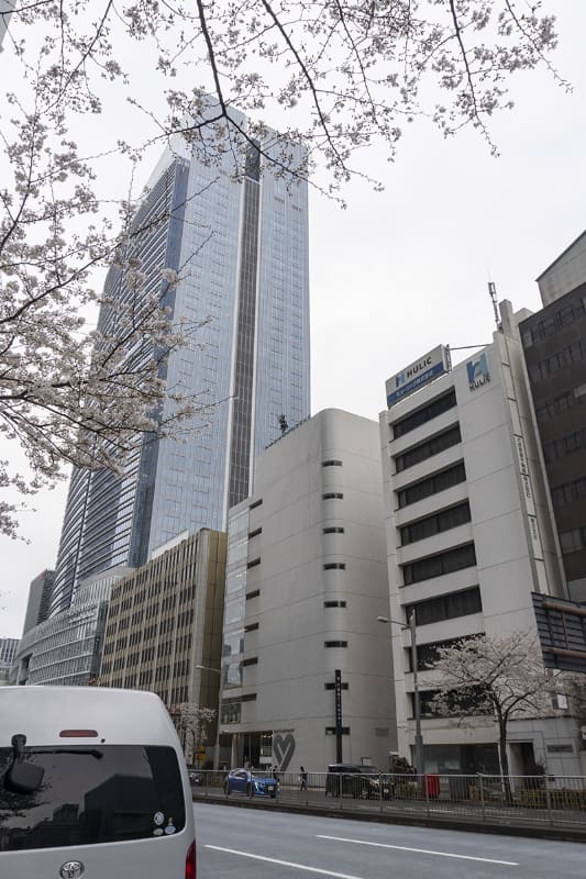 手前中央が八重洲ブックセンター 本店。奥に見えるのは3月10日に開業した東京ミッドタウン八重洲