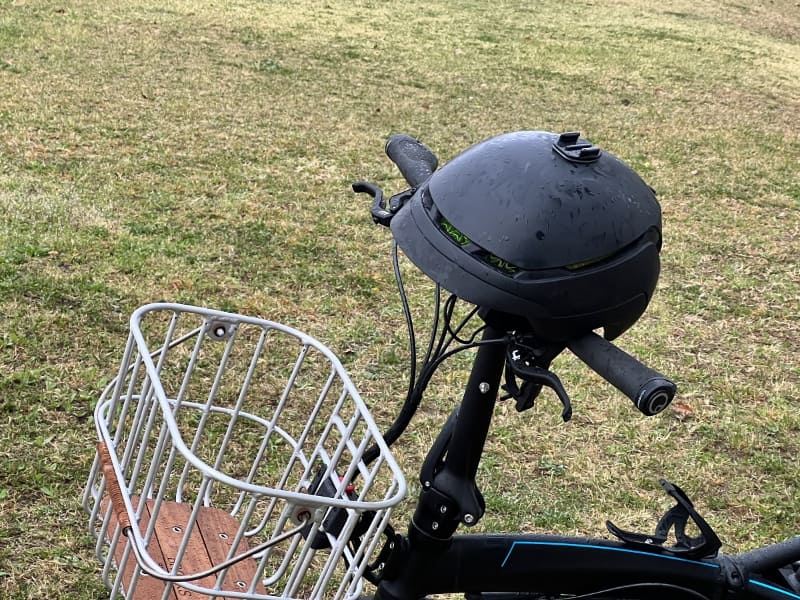街乗り用のヘルメットは、スタイリッシュなデザインが特徴でアウトドアファッションと合わせやすい