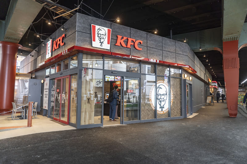 駅側にはケンタッキーフライドチキンがある