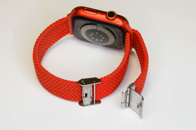 金属製のバックルがあり、長さを調節できます