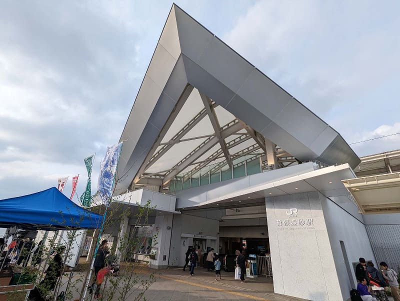 3月18日に開業した幕張豊砂駅。千葉県内のJR新設駅としては25年ぶりとなる。現在JR東日本が進めているQRコード読み取り機付きの新型改札機が採用されている