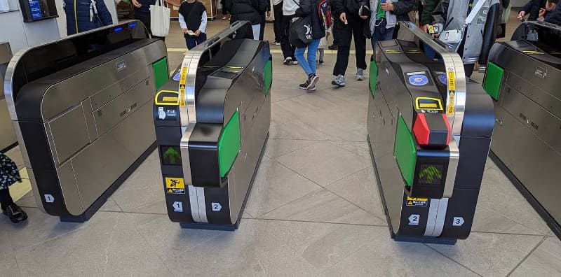 幕張豊砂駅で導入された新型改札機。QRコードの読み取り部はまだ封印されている