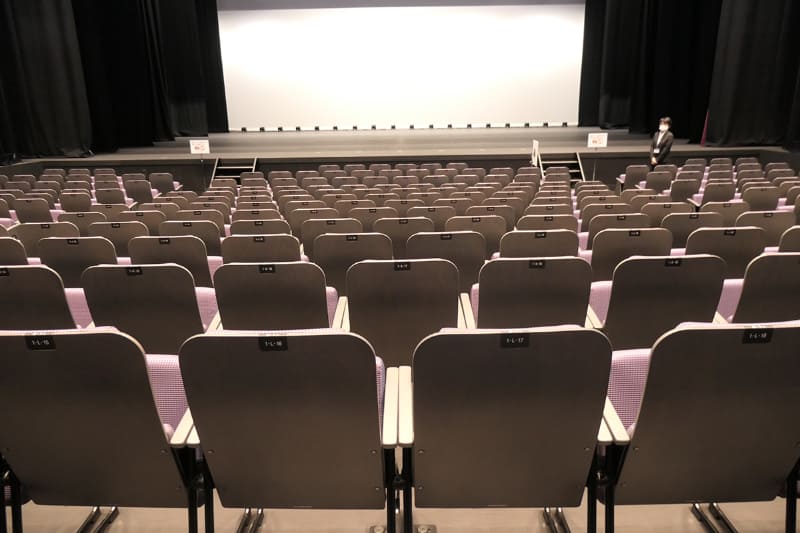 座席中央ブロックは千鳥配置