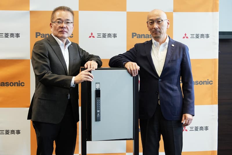 パナソニック ハウジングソリューションズ 外廻りシステム事業部 事業部長 足立 真治氏(左)、三菱商事株 食品流通・物流本部長 西村 浩哉氏(右)