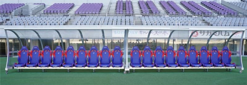 国立競技場では、味の素スタジアムで選手が実際に使用しているベンチを利用