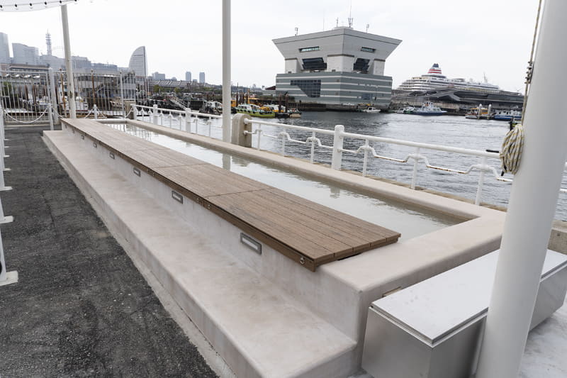 テラスに設置された足湯