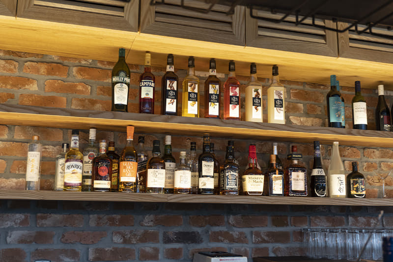 様々なアルコールメニューも用意