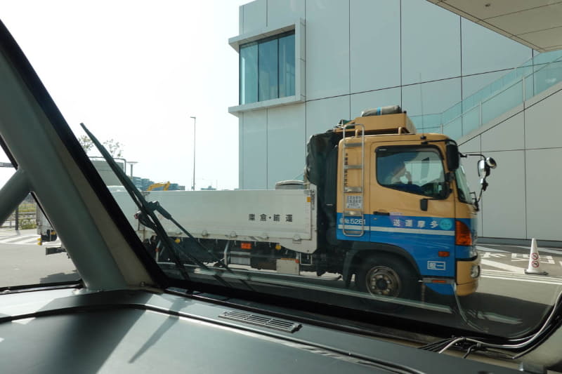 接近してくる車両をセンサーで検知して自動的に停止