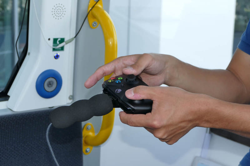 手動走行に用いるゲームパッド