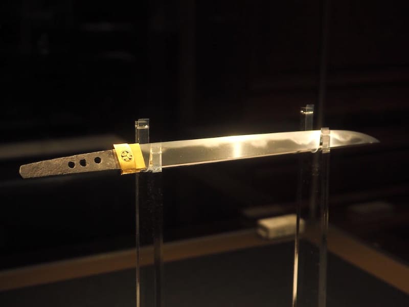 三井記念美術館所の伝正宗《短刀 無銘正宗(名物 日向正宗)》(前期展示)。鍔(つば)に接する部分にある鎺(はばき)には、徳川家の三つ葉葵の紋が配置されている