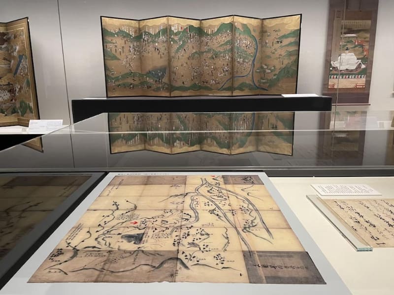 《長久手古戦場之図パネル》原本・西尾市岩瀬文庫蔵(通期)と《小牧長久手合戦図屏風》名古屋市博物館蔵(4/15〜5/7)。右奥は《豊臣秀吉像 南化玄興賛》京都・高台寺蔵(前期)