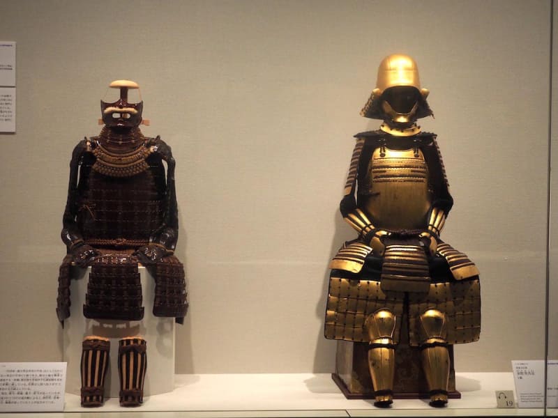 久能山東照宮博物館の《金陀美具足》(右)と、二代将軍の秀忠所持の《茶糸威具足》