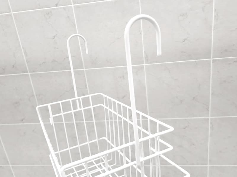 フックで浴室のバーに吊り下げられます