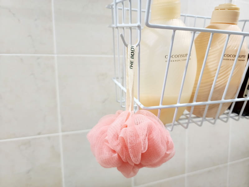 洗顔ネットなどを引っ掛けられるフック付き