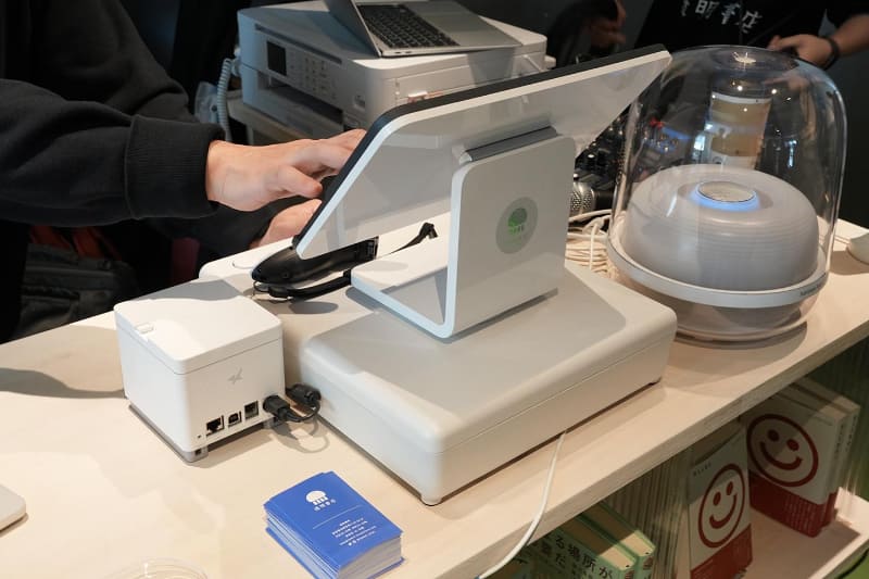 レジはSquareでキャッシュレス決済にも対応