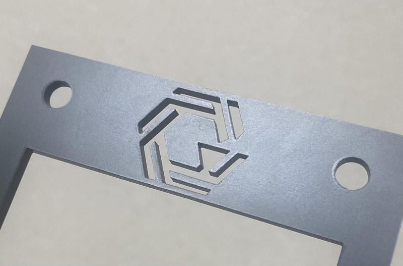 フレーム上部の刻印で重さを調整