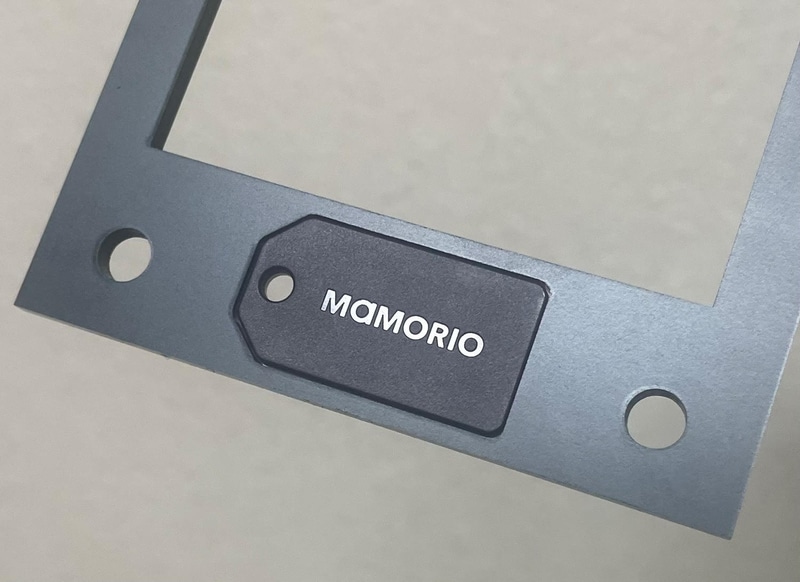 フレーム下部にはMAMORIO Charcoal Blackがぴったりと埋め込める