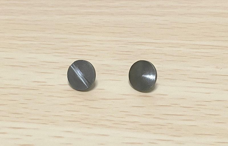 ドライバーを使わないネジ(右)も用意