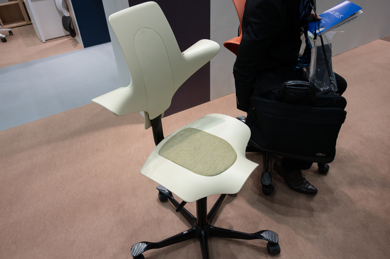 「HAG」のユニークなチェア「Capisco」