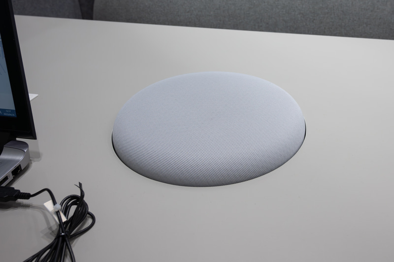 デスクには会議用マイクも。中身はヤマハ製