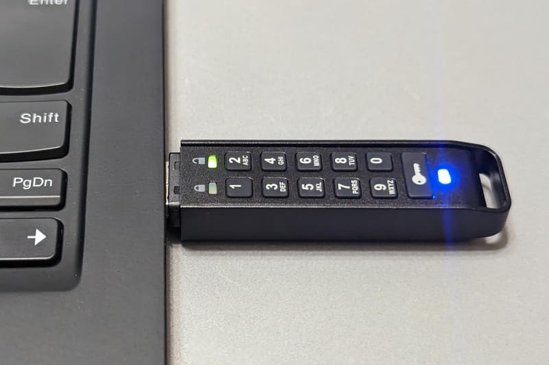 ロックを解除してから差し込めば、デバイスからは一般的なUSBメモリとして認識される