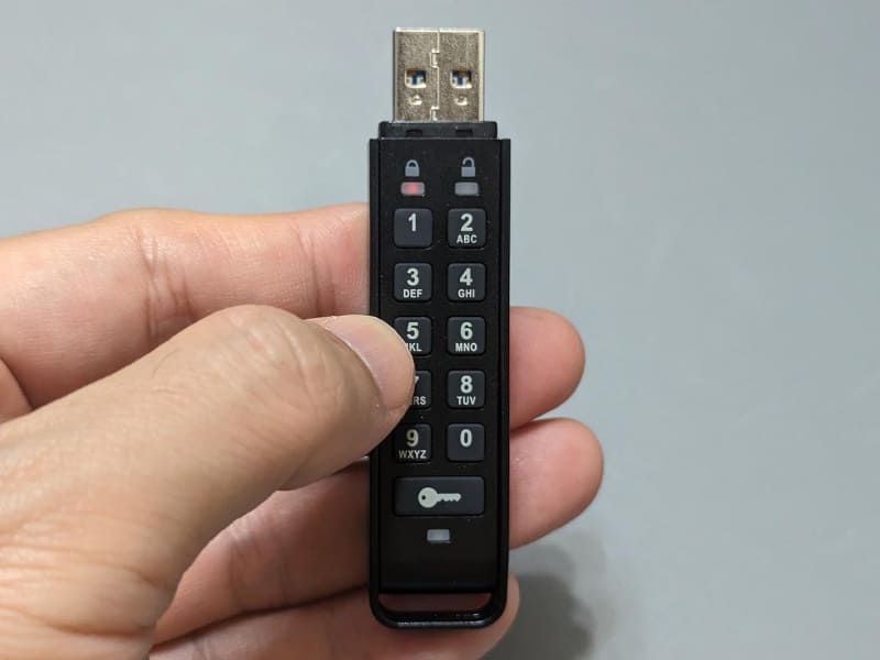最下段の鍵マークを押すと赤いLEDが点滅を始めるのでパスワードを入力