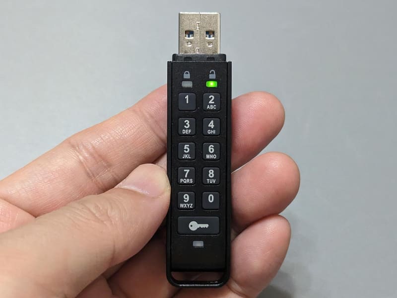 パスワード入力完了後に再度鍵マークを押すとロックが解除され、緑のLEDが点灯する
