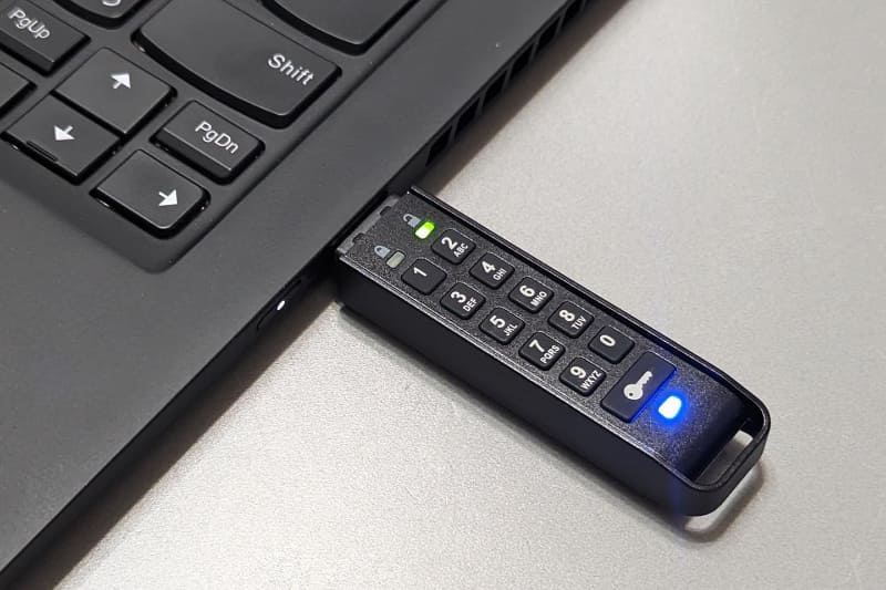 ノートPCに挿入した状態。USBマスストレージデバイスとして認識される。ちなみに読み取り専用に設定することも可能だ