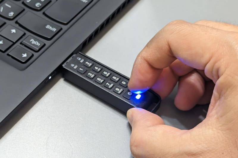 USBポートに差し込んだ状態でボタンを押そうとすると、USBコネクタに無理な力が加わり、破損に至らないとも限らない。ロック解除はUSBポートに差し込む前に行なおう