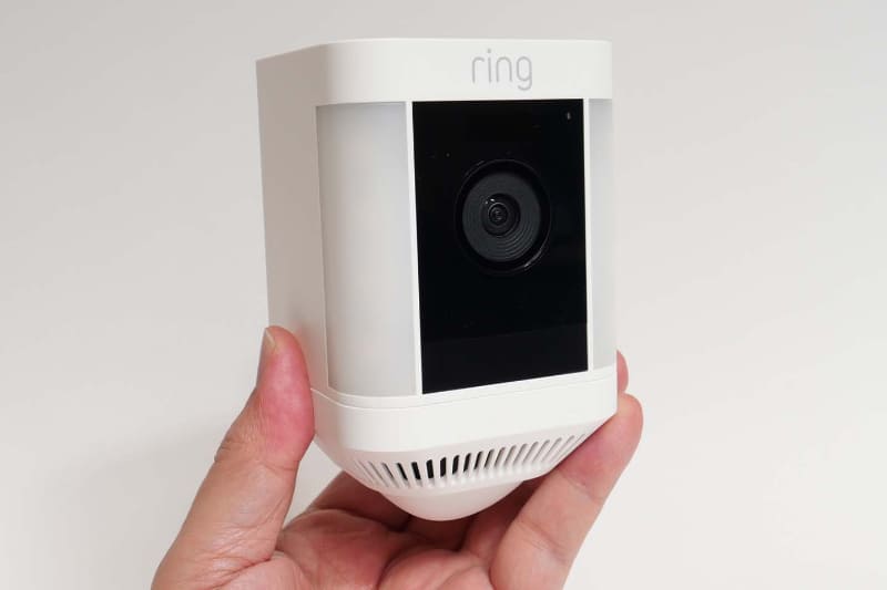 セキュリティカメラとLEDライトが一体となった「Ring Spotlight Cam Plus, Battery」