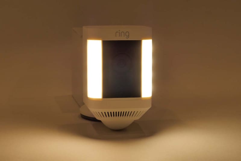 暗い場所で人などの動きを検出すると、このようにLEDセンサーライトが点灯する