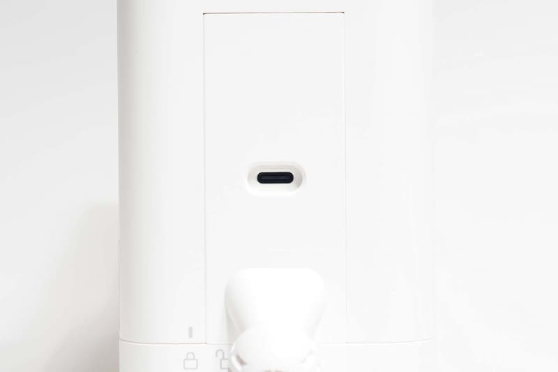 背面中央付近に、オプションのソーラーパネルを装着するUSB Type-Cポートを備える