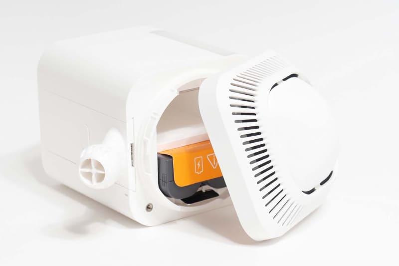 本体底面を外すと、バッテリースロットにアクセスでき、最大2個装着可能