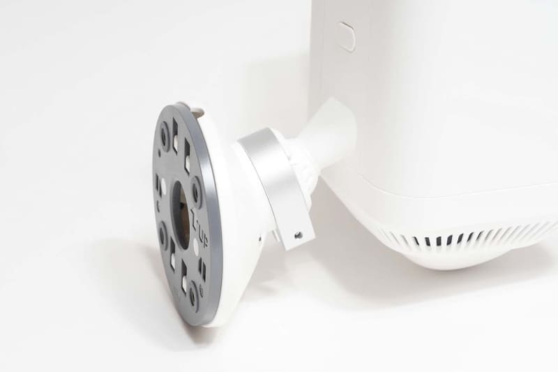 最終的には、本体をこのように台座に装着して利用。なおアーム部分は上下逆向きに取り付けられるようになっており、垂直の壁への設置だけでなく天井への設置にも対応する