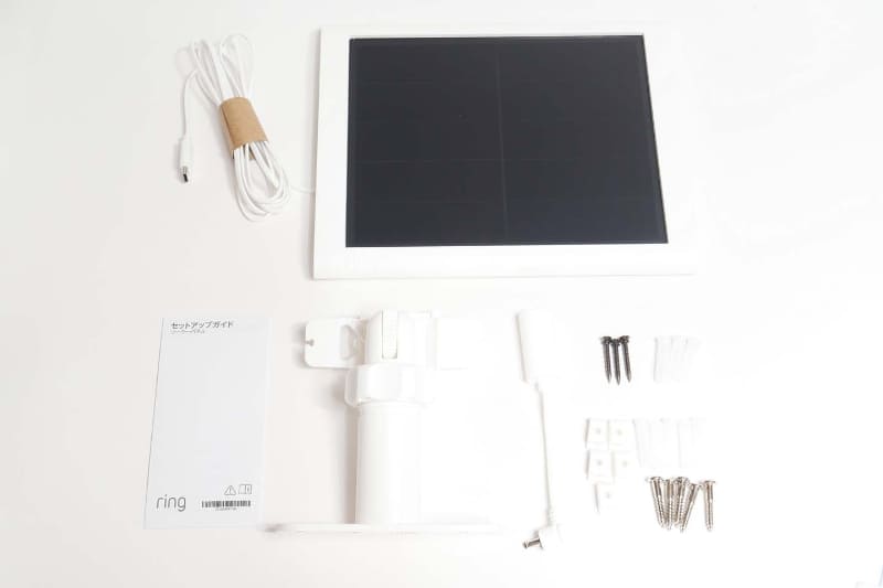 パッケージには、ソーラーパネル本体や固定用アーム、固定用木ネジ、電源コネクタ変換ケーブルなどが付属する