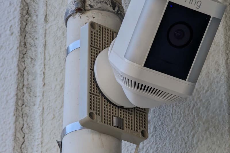 今回は、樹脂製の固定板「取付自在板」をステンレスバンドで雨どいに固定し、そこにネジ止めして設置した