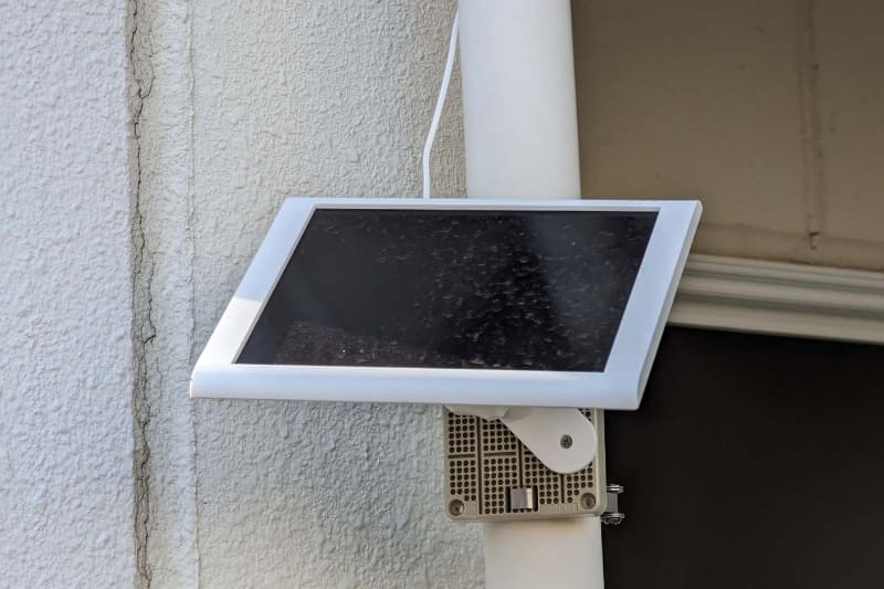 ソーラーパネルも取付自在板で固定。こちらは直射日光がよく当たるよう南向きに設置