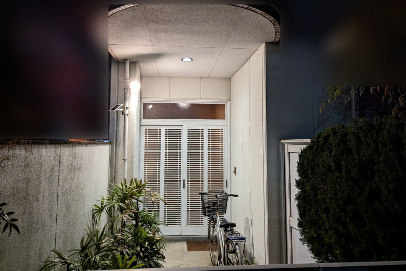 周囲が暗い状態でモーションを検知すると、LEDセンサーライトが点灯する