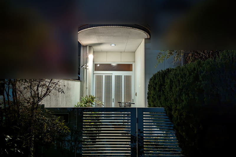 LEDセンサーライトは結構明るく、筆者宅の玄関も明るく照らし出してくれる