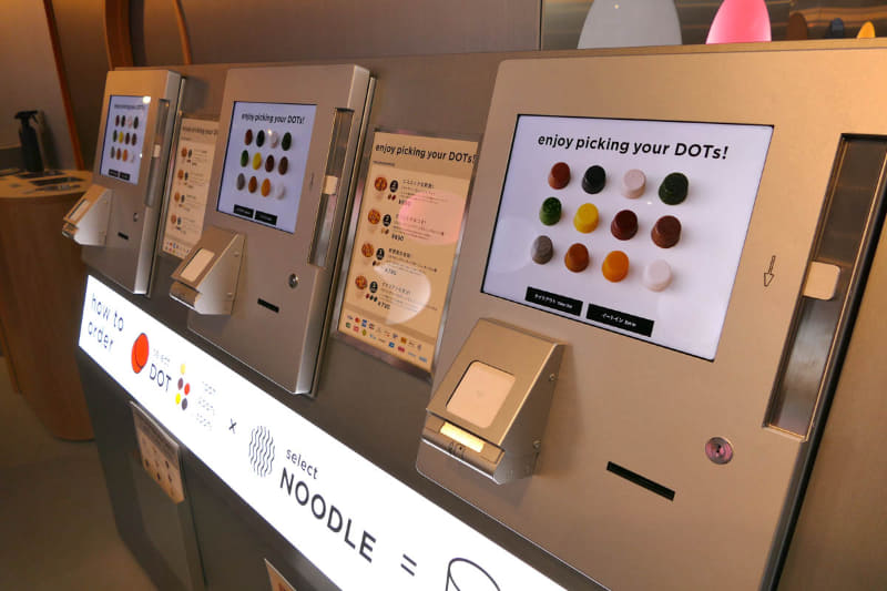 注文はロボットと連動したタッチパネルで行なう