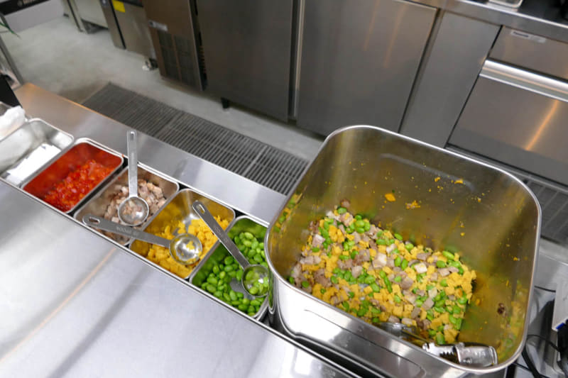 トッピング具材は4種類(チャーシュー、タマゴ、エダマメ、レッドピーマン)