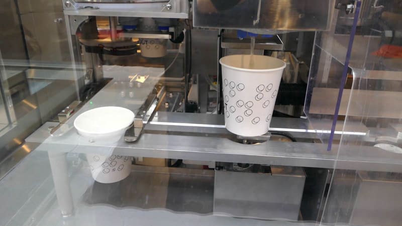 スープドット入りのカップにタレを注ぎ、スチームで加熱